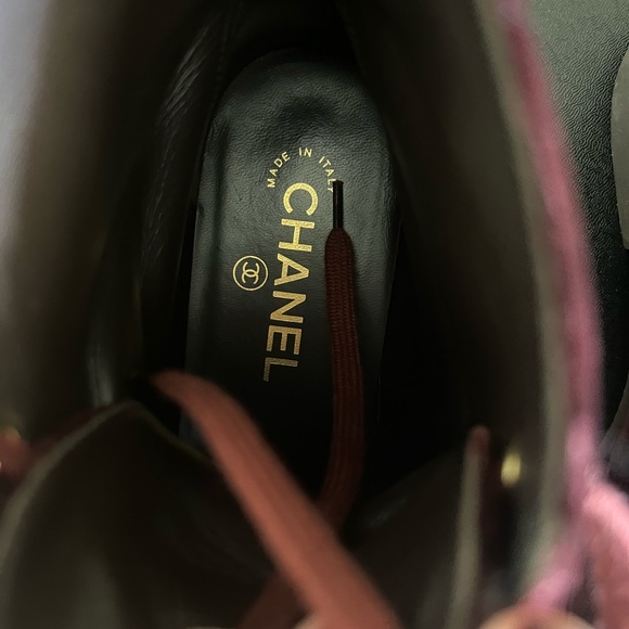 Authentic Chanel Interlocking CC Logo Velvet Lace-Up Boots in Burgundy. - Picture 4 of 6